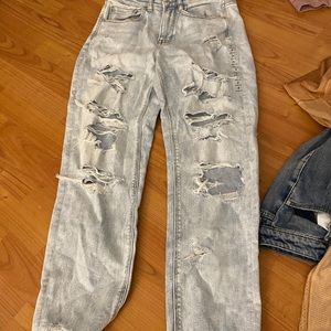 Light wash American Eagle ripped mom jeans